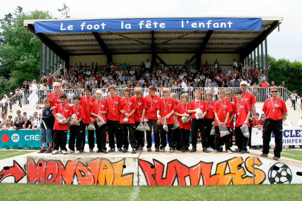 In einem beeindruckenden Defilé präsentierten sich alle am Turnier beteiligten 72 Mannschaften den Besuchern im Stadion von Plomelin: In einem beeindruckenden Defilé präsentierten sich alle am Turnier beteiligten 72 Mannschaften den Besuchern im Stadion von Plomelin: