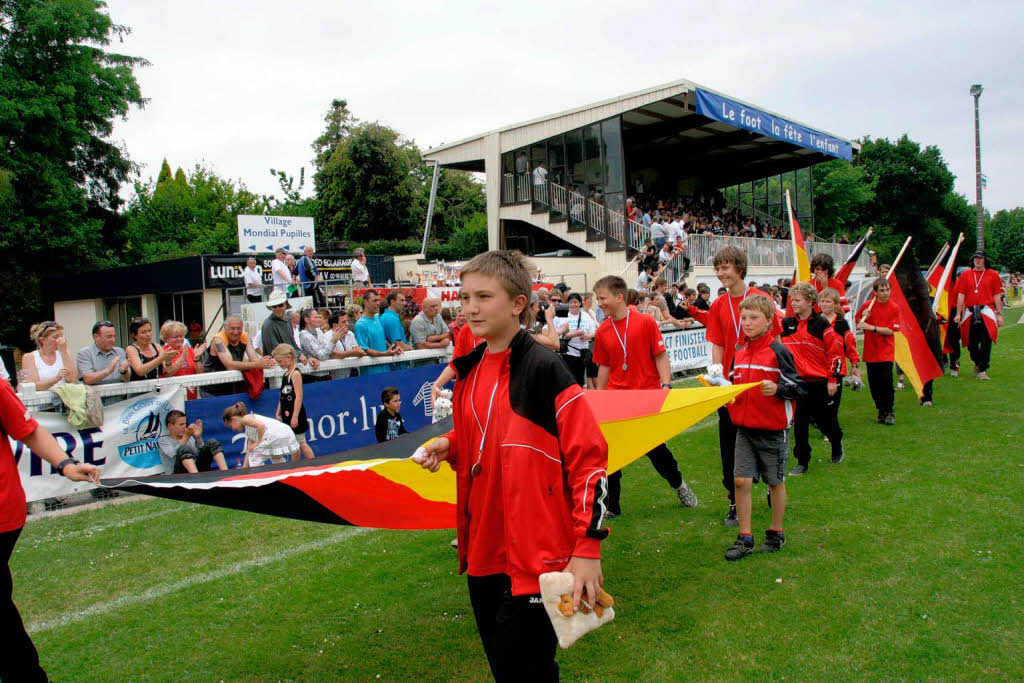 In einem beeindruckenden Defilé präsentierten sich alle am Turnier beteiligten 72 Mannschaften den Besuchern im Stadion von Plomelin: Den Pokal gewann die Mannschaft aus Lyon: Die Mannschaft aus Grafenhausen zeigte mit der deutschen und französischen Fahne die freundschaftliche Verbundenheit zur bretonischen Partnergemeinde Combrit. In einem beeindruckenden Defilé präsentierten sich alle am Turnier beteiligten 72 Mannschaften den Besuchern im Stadion von Plomelin: Den Pokal gewann die Mannschaft aus Lyon: Die Mannschaft aus Grafenhausen zeigte mit der deutschen und französischen Fahne die freundschaftliche Verbundenheit zur bretonischen Partnergemeinde Combrit.