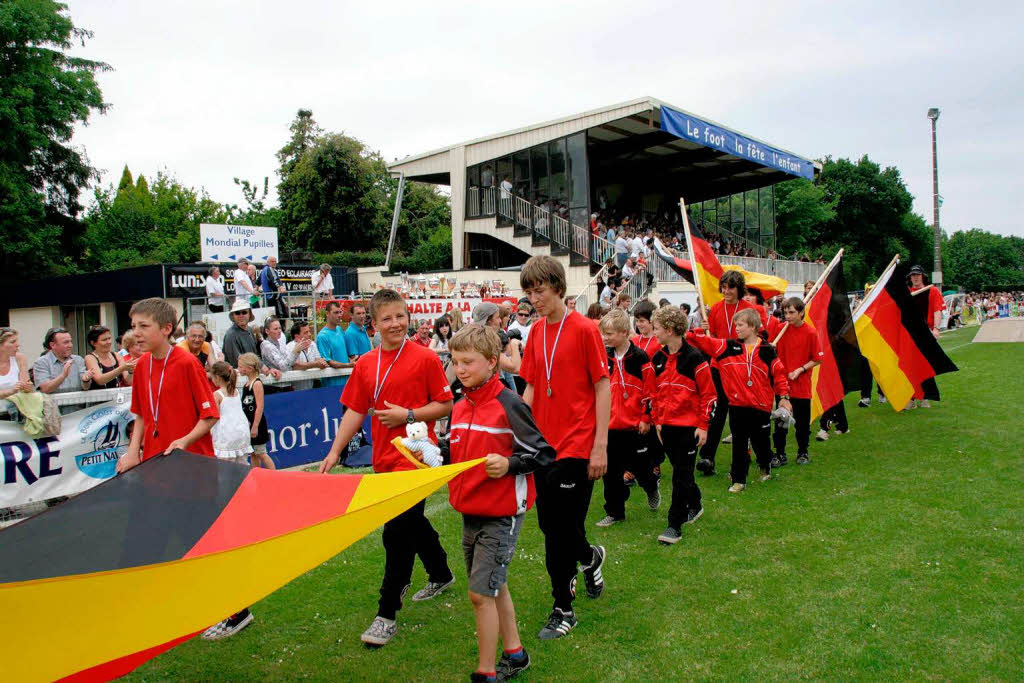 In einem beeindruckenden Defilé präsentierten sich alle am Turnier beteiligten 72 Mannschaften den Besuchern im Stadion von Plomelin: Den Pokal gewann die Mannschaft aus Lyon: Die Mannschaft aus Grafenhausen zeigte mit der deutschen und französischen Fahne die freundschaftliche Verbundenheit zur bretonischen Partnergemeinde Combrit. In einem beeindruckenden Defilé präsentierten sich alle am Turnier beteiligten 72 Mannschaften den Besuchern im Stadion von Plomelin: Den Pokal gewann die Mannschaft aus Lyon: Die Mannschaft aus Grafenhausen zeigte mit der deutschen und französischen Fahne die freundschaftliche Verbundenheit zur bretonischen Partnergemeinde Combrit.