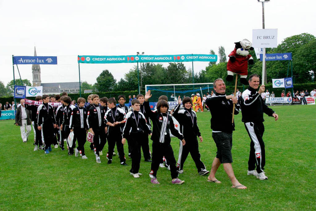 In einem beeindruckenden Defilé präsentierten sich alle am Turnier beteiligten 72 Mannschaften den Besuchern im Stadion von Plomelin: Den Pokal gewann die Mannschaft aus Lyon In einem beeindruckenden Defilé präsentierten sich alle am Turnier beteiligten 72 Mannschaften den Besuchern im Stadion von Plomelin: Den Pokal gewann die Mannschaft aus Lyon