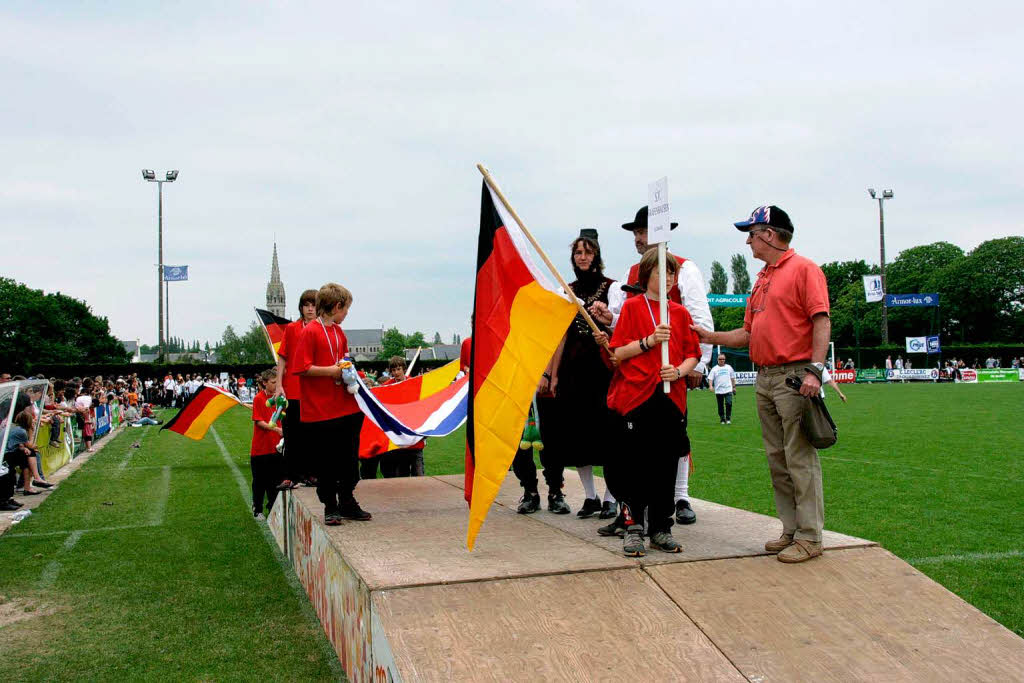 In einem beeindruckenden Defilé präsentierten sich alle am Turnier beteiligten 72 Mannschaften den Besuchern im Stadion von Plomelin: Den Pokal gewann die Mannschaft aus Lyon: Die Mannschaft aus Grafenhausen zeigte mit der deutschen und französischen Fahne die freundschaftliche Verbundenheit zur bretonischen Partnergemeinde Combrit. In einem beeindruckenden Defilé präsentierten sich alle am Turnier beteiligten 72 Mannschaften den Besuchern im Stadion von Plomelin: Den Pokal gewann die Mannschaft aus Lyon: Die Mannschaft aus Grafenhausen zeigte mit der deutschen und französischen Fahne die freundschaftliche Verbundenheit zur bretonischen Partnergemeinde Combrit.