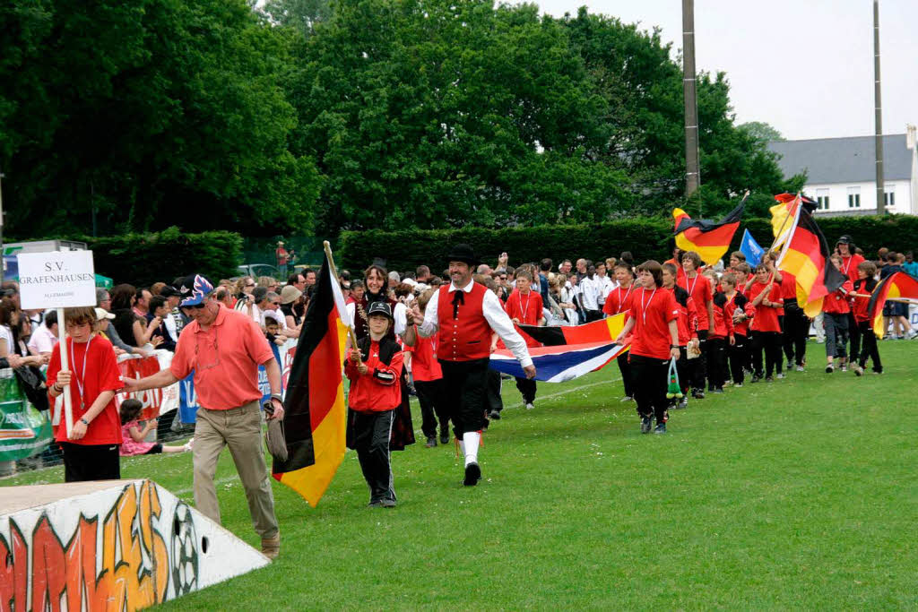 In einem beeindruckenden Defilé präsentierten sich alle am Turnier beteiligten 72 Mannschaften den Besuchern im Stadion von Plomelin: Den Pokal gewann die Mannschaft aus Lyon: Die Mannschaft aus Grafenhausen zeigte mit der deutschen und französischen Fahne die freundschaftliche Verbundenheit zur bretonischen Partnergemeinde Combrit. In einem beeindruckenden Defilé präsentierten sich alle am Turnier beteiligten 72 Mannschaften den Besuchern im Stadion von Plomelin: Den Pokal gewann die Mannschaft aus Lyon: Die Mannschaft aus Grafenhausen zeigte mit der deutschen und französischen Fahne die freundschaftliche Verbundenheit zur bretonischen Partnergemeinde Combrit.