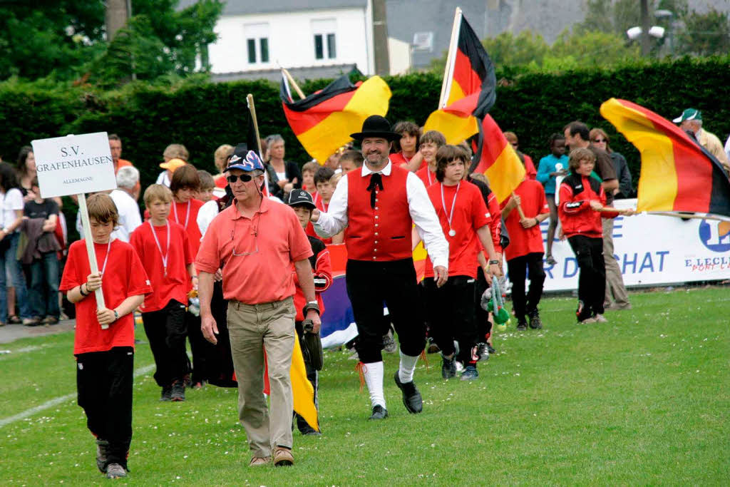In einem beeindruckenden Defilé präsentierten sich alle am Turnier beteiligten 72 Mannschaften den Besuchern im Stadion von Plomelin: Den Pokal gewann die Mannschaft aus Lyon: Die Mannschaft aus Grafenhausen zeigte mit der deutschen und französischen Fahne die freundschaftliche Verbundenheit zur bretonischen Partnergemeinde Combrit. In einem beeindruckenden Defilé präsentierten sich alle am Turnier beteiligten 72 Mannschaften den Besuchern im Stadion von Plomelin: Den Pokal gewann die Mannschaft aus Lyon: Die Mannschaft aus Grafenhausen zeigte mit der deutschen und französischen Fahne die freundschaftliche Verbundenheit zur bretonischen Partnergemeinde Combrit.