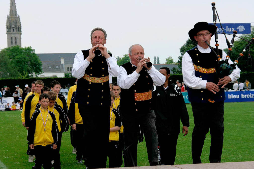 In einem beeindruckenden Defilé präsentierten sich alle am Turnier beteiligten 72 Mannschaften den Besuchern im Stadion von Plomelin: . In einem beeindruckenden Defilé präsentierten sich alle am Turnier beteiligten 72 Mannschaften den Besuchern im Stadion von Plomelin: .