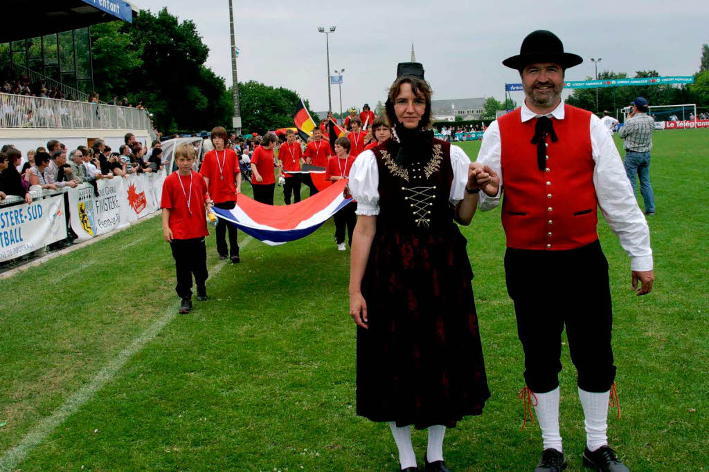 In einem beeindruckenden Defilé präsentierten sich alle am Turnier beteiligten 72 Mannschaften den Besuchern im Stadion von Plomelin: Den Pokal gewann die Mannschaft aus Lyon: Die Mannschaft aus Grafenhausen zeigte mit der deutschen und französischen Fahne die freundschaftliche Verbundenheit zur bretonischen Partnergemeinde Combrit. In einem beeindruckenden Defilé präsentierten sich alle am Turnier beteiligten 72 Mannschaften den Besuchern im Stadion von Plomelin: Den Pokal gewann die Mannschaft aus Lyon: Die Mannschaft aus Grafenhausen zeigte mit der deutschen und französischen Fahne die freundschaftliche Verbundenheit zur bretonischen Partnergemeinde Combrit.