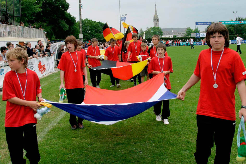 In einem beeindruckenden Defilé präsentierten sich alle am Turnier beteiligten 72 Mannschaften den Besuchern im Stadion von Plomelin: Den Pokal gewann die Mannschaft aus Lyon: Die Mannschaft aus Grafenhausen zeigte mit der deutschen und französischen Fahne die freundschaftliche Verbundenheit zur bretonischen Partnergemeinde Combrit. In einem beeindruckenden Defilé präsentierten sich alle am Turnier beteiligten 72 Mannschaften den Besuchern im Stadion von Plomelin: Den Pokal gewann die Mannschaft aus Lyon: Die Mannschaft aus Grafenhausen zeigte mit der deutschen und französischen Fahne die freundschaftliche Verbundenheit zur bretonischen Partnergemeinde Combrit.