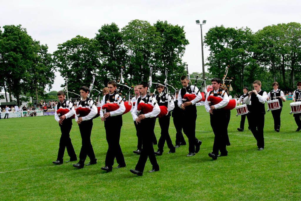 In einem beeindruckenden Defilé präsentierten sich alle am Turnier beteiligten 72 Mannschaften den Besuchern im Stadion von Plomelin: In einem beeindruckenden Defilé präsentierten sich alle am Turnier beteiligten 72 Mannschaften den Besuchern im Stadion von Plomelin: