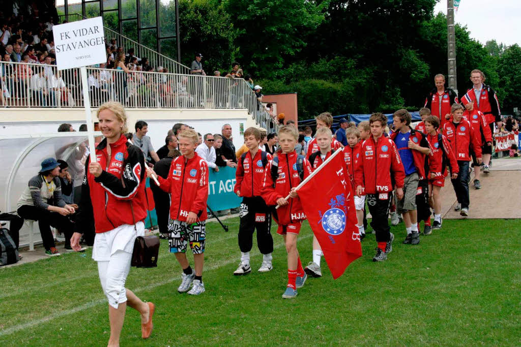 In einem beeindruckenden Defilé präsentierten sich alle am Turnier beteiligten 72 Mannschaften den Besuchern im Stadion von Plomelin: In einem beeindruckenden Defilé präsentierten sich alle am Turnier beteiligten 72 Mannschaften den Besuchern im Stadion von Plomelin: