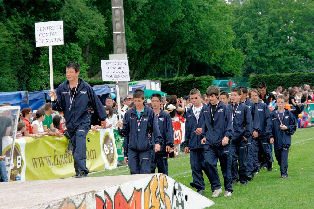 In einem beeindruckenden Defilé präsentierten sich alle am Turnier beteiligten 72 Mannschaften den Besuchern im Stadion von Plomelin: In einem beeindruckenden Defilé präsentierten sich alle am Turnier beteiligten 72 Mannschaften den Besuchern im Stadion von Plomelin: