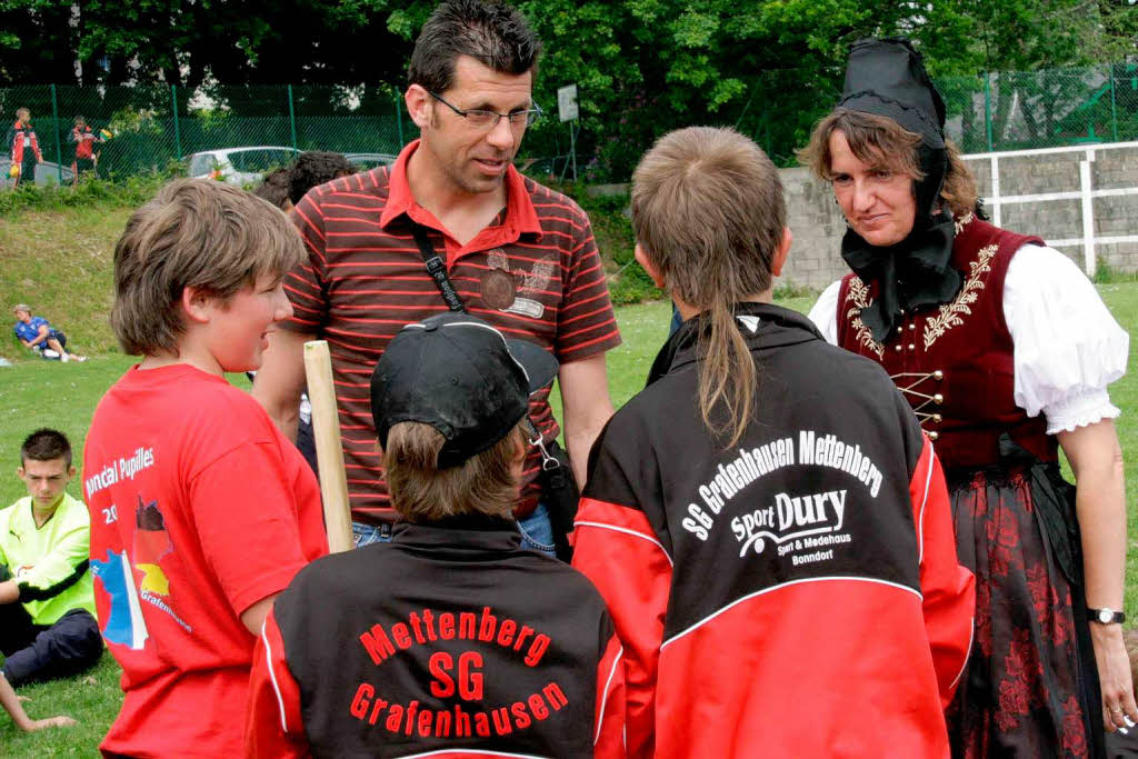 In einem beeindruckenden Defilé präsentierten sich alle am Turnier beteiligten 72 Mannschaften den Besuchern im Stadion von Plomelin In einem beeindruckenden Defilé präsentierten sich alle am Turnier beteiligten 72 Mannschaften den Besuchern im Stadion von Plomelin