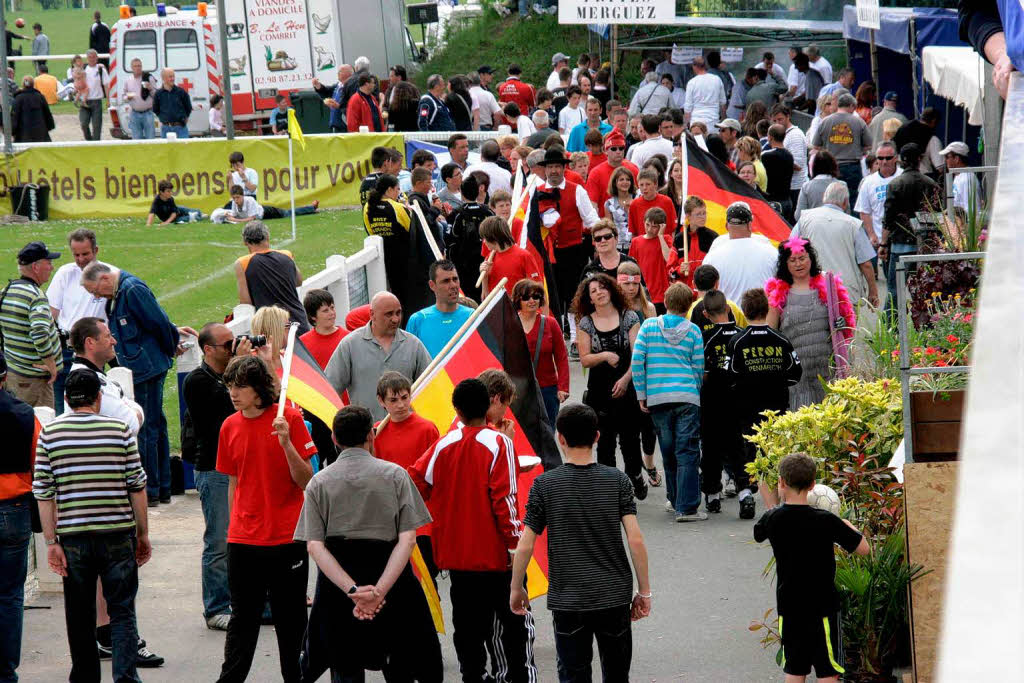 In einem beeindruckenden Defilé präsentierten sich alle am Turnier beteiligten 72 Mannschaften den Besuchern im Stadion von Plomelin In einem beeindruckenden Defilé präsentierten sich alle am Turnier beteiligten 72 Mannschaften den Besuchern im Stadion von Plomelin