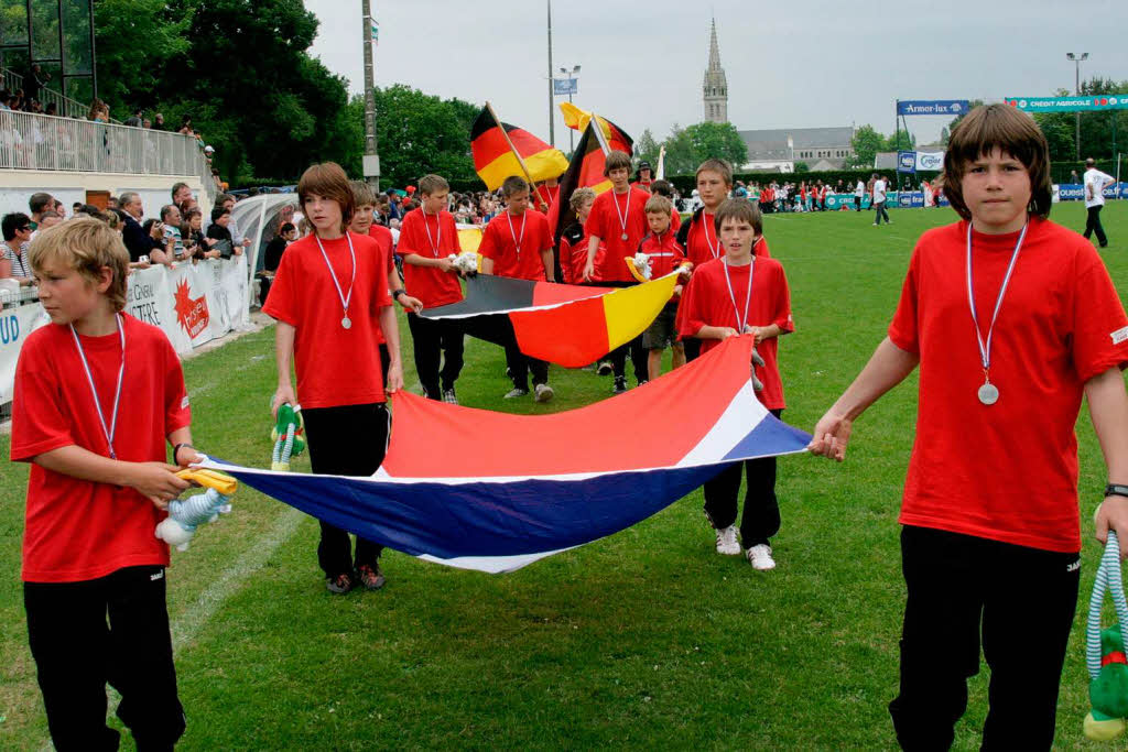 Die Mannschaft aus Grafenhausen zeigte mit der deutschen und französischen Fahne die freundschaftliche Verbundenheit zur bretonischen Partnergemeinde Combrit. Die Mannschaft aus Grafenhausen zeigte mit der deutschen und französischen Fahne die freundschaftliche Verbundenheit zur bretonischen Partnergemeinde Combrit.