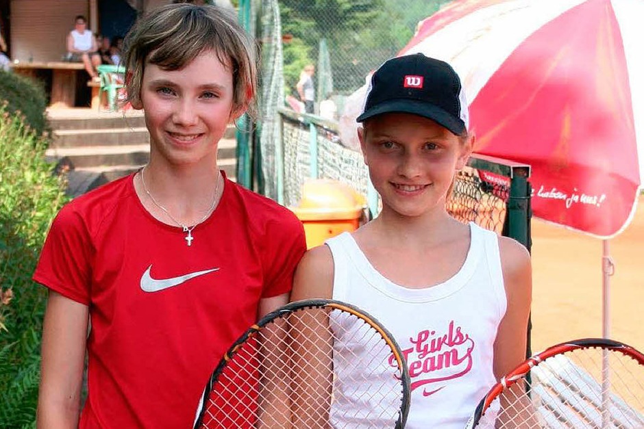 Finale Juniorinnen U 12, links Siegerin Sophia Hartmann (TC BW Oberweier) und Finalistin Nicola Grether (TC 1923 Grenzach). (Foto: Bezirk) Finale Juniorinnen U 12, links Siegerin Sophia Hartmann (TC BW Oberweier) und Finalistin Nicola Grether (TC 1923 Grenzach). (Foto: Bezirk)