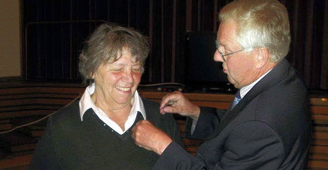 Bernaus Brgermeister Rolf Schmidt be...ennadel des Landes Baden-Wrttemberg.   | Foto: Horst Faschian