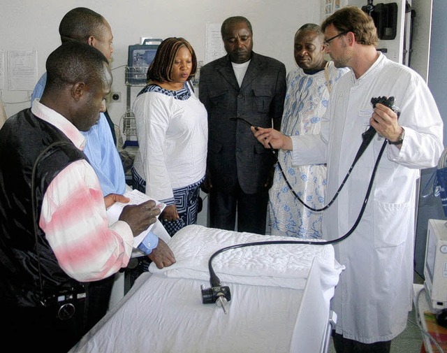 Gste aus  Kamerun  besichtigten die H...chiedene medizinische Gerte erklren.  | Foto: privat