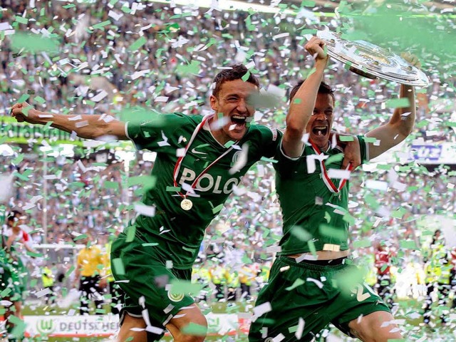 Da ist das Ding: Der Ex-Freiburger Sas...le ber den Titelgewinn von Wolfsburg.  | Foto: ddp