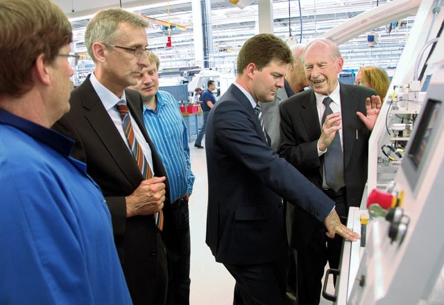 CDU-Europaabgeordneter Dr. Andreas Sch... Brstenproduktionsmaschine erklren.   | Foto: Karin Maier
