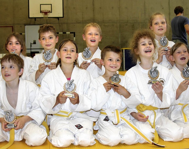 Glckliche Judokas prsentieren ihre Trophen.   | Foto: BZ