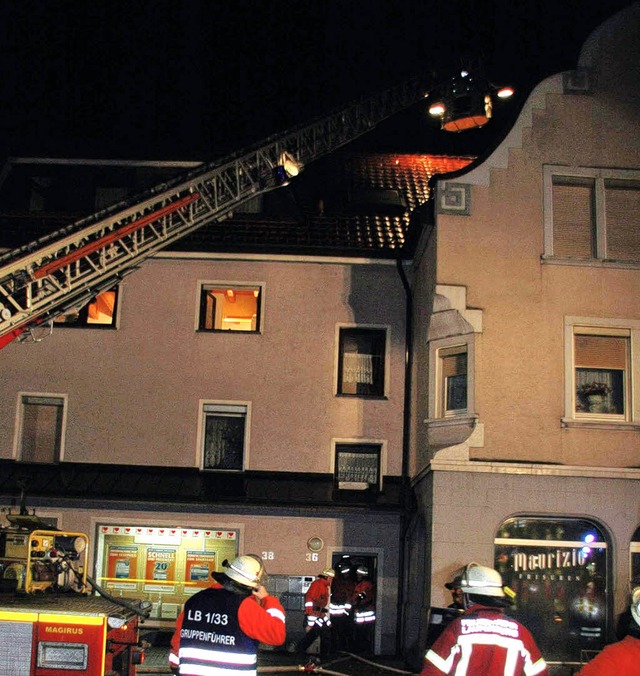 &#8222;Innen kaputt&#8220; ist nach dem Brand das Haus 36 (rechts).   | Foto: FRED THELEN