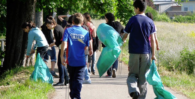 Die Klasse 6b der Schillerschule sammelt im Auftrag der Umwelt Mll auf.   | Foto: Nicole Mai