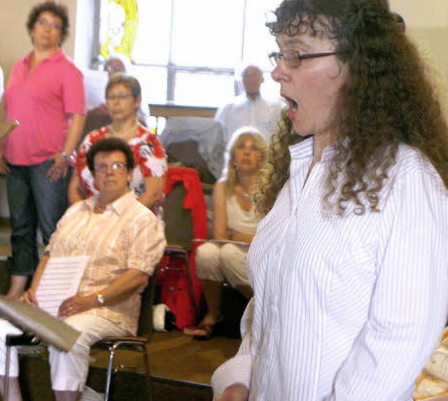 Sopranistin Sybille Haag sang mehrere ... der Kirchenchor Friesenheim lauschte.  | Foto: heidi fssel