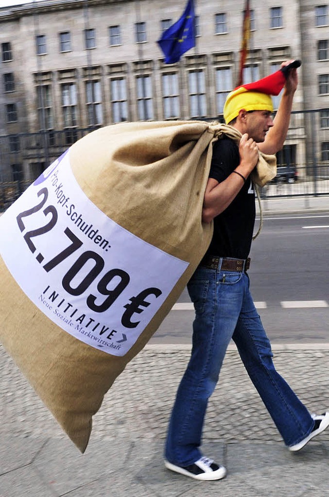 Einen Sack voller Pro-Kopf-Schulden tr...m Finanzministerium in Berlin vorbei.   | Foto: DPA