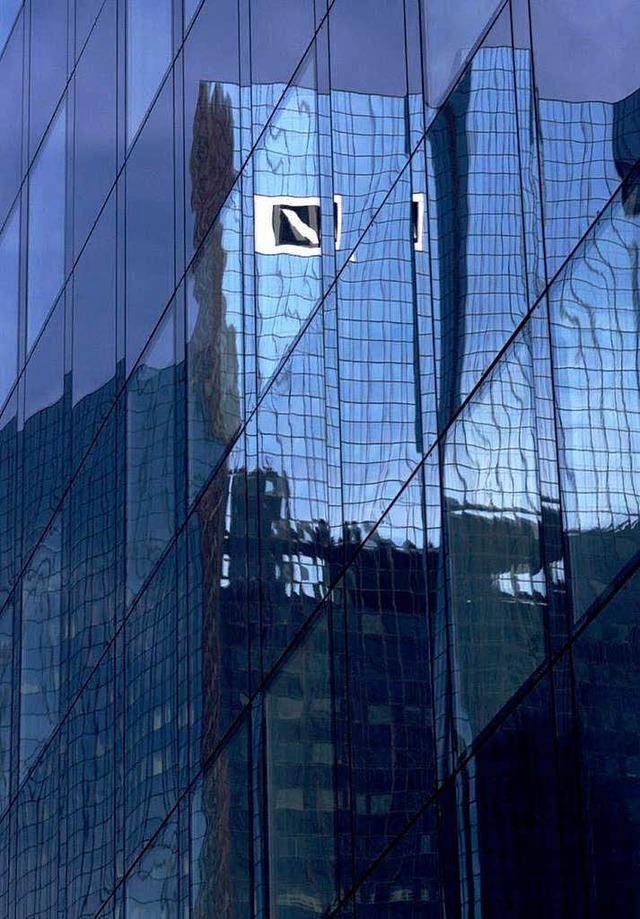 Broturm der Deutschen Bank in Frankfurt.   | Foto: dpa/ddp