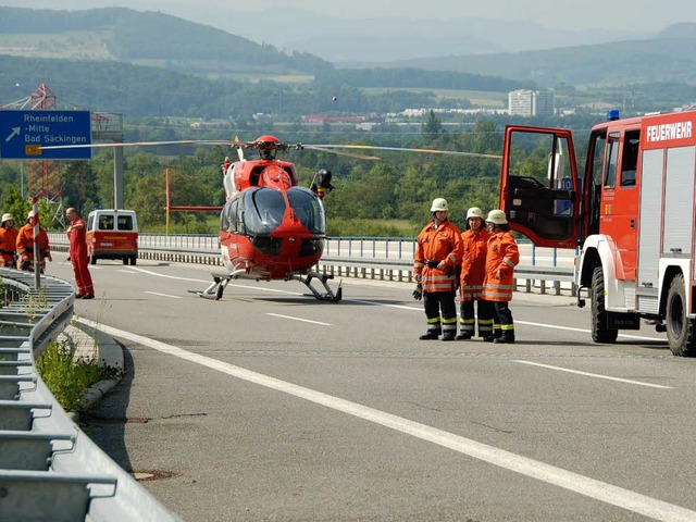 Der Hubschrauber der Rega konnte mit U...1  vor dem Nollinger Bergtunnel landen  | Foto: Ingrid Bhm-Jacob