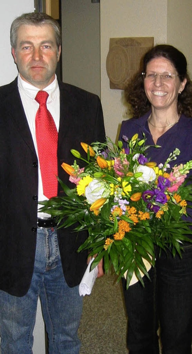 Blumen berreichte Rudolf Mller an An...fr ihre ehrenamtliche Untersttzung.   | Foto: Bhnert