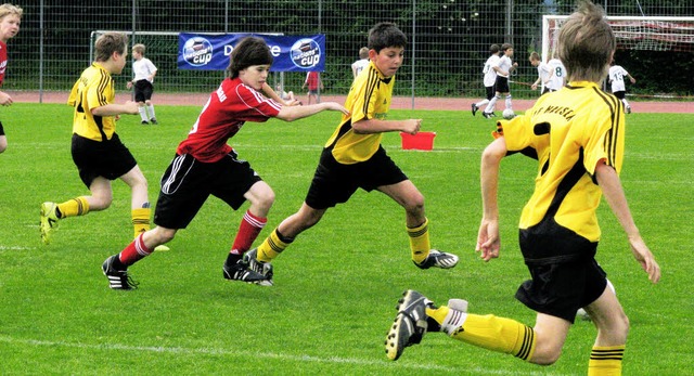 Um jeden Ball wurde beim Danone-Cup gekmpft.   | Foto: monika rombach