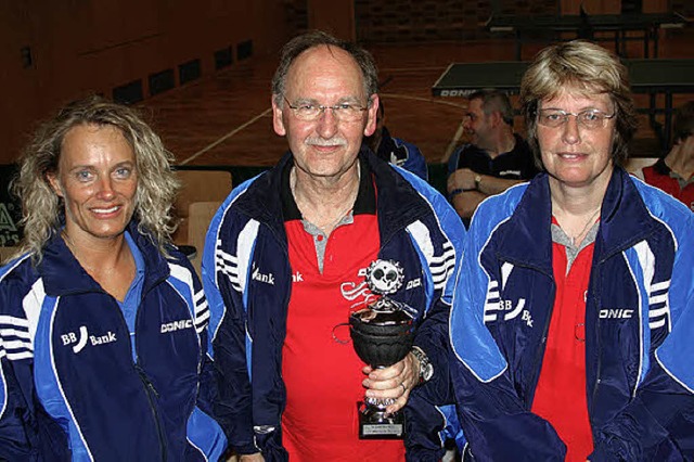 Helmut Zeuner siegte vor  Petra Grittke (links) und  Monika Scheibengruber.   | Foto: BZ