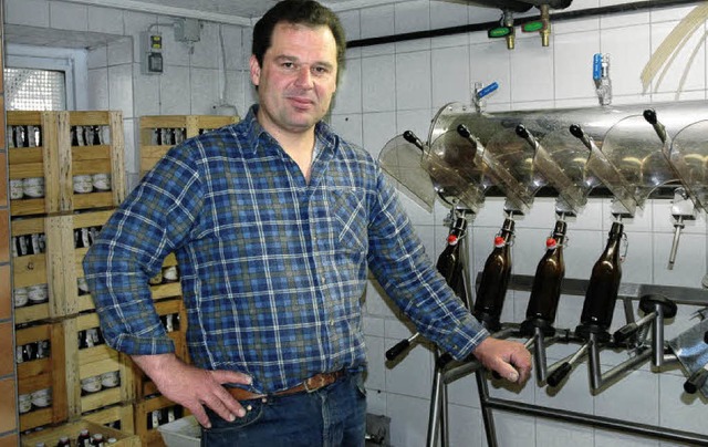 Andreas Mlhaupt vor der Flaschenwaschanlage  | Foto: Heidemarie Wussler