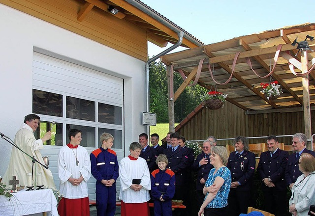 Nicht nur das neue Feuerwehrgertehaus...ekamen einige Spritzer Weihwasser ab.   | Foto: Karin Maier