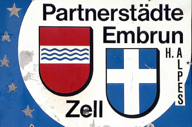 Ein Schild zeigt die Verbindung von Zell im Wiesental  mit Embrun.  | Foto: Hermann Jacob