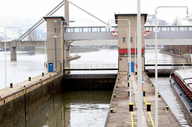 Von einer Neckarbrcke in Stuttgart wa...r das eigene Kind in den sicheren Tod.  | Foto: dpa