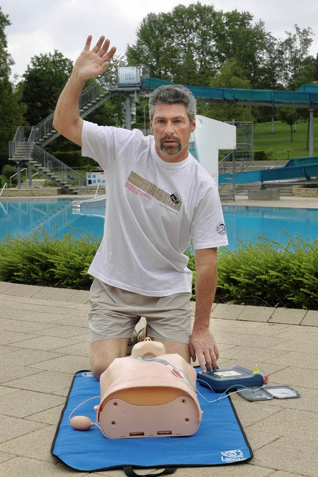 Schwimmmeister Karlheinz Thomann (Foto...it dem neuen Defibrillator  geschult.   | Foto: Alexander Anlicker