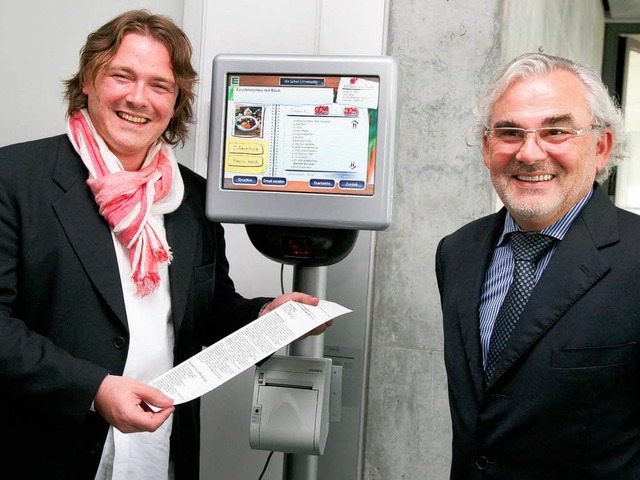 Thomas Sixt und Reinhold G. Hubert mit...eim Einkauf Rezepte ausdrucken knnen.  | Foto: bz