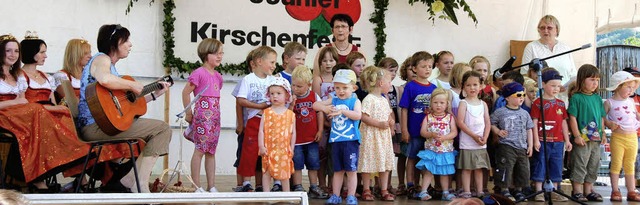 Die Knigschaffhauser Kindergartenkind...rfreuten die Gste beim Kirschenfest.   | Foto: Vitt