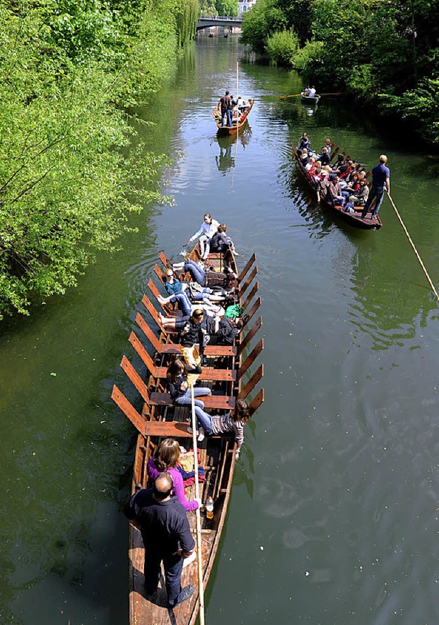 Hochbetrieb: Eng geht&#8217;s manchmal zu auf dem schmalen Neckar bei Tbingen.   | Foto: dpa