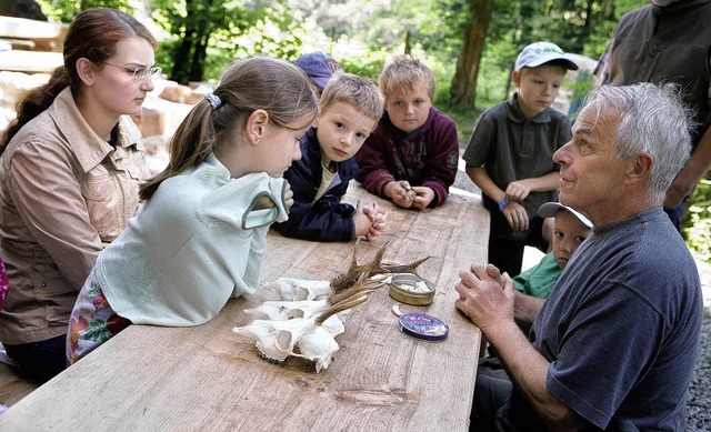 Der Jger und Waldhter Wolfgang Klein zeigt den Kindern Schdel von Rehen.   | Foto: christoph breithaupt