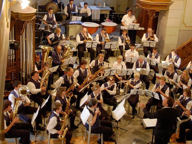Die Stadtmusik Sthlingen und der MV S...insam in der Schleitheimer Kirche auf.  | Foto: Dietmar Noeske