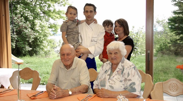 Drei Generationen, ein Jubilum: Karl ...ne Krebs mit Sarah (links) und Anna.    | Foto: Herbert Frey