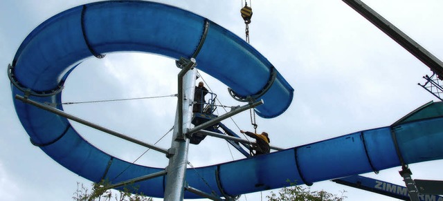 Zgig wird die Verlngerung der Rutschbahn im Aquafun in Schluchsee montiert.  | Foto: Sebastian Barthmes