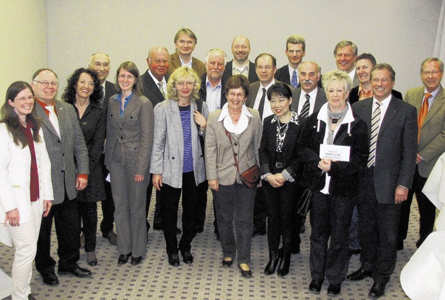 Mitglieder des Lions-Clubs  und Adress...ottschalk (Siebter von links hinten).   | Foto: BZ