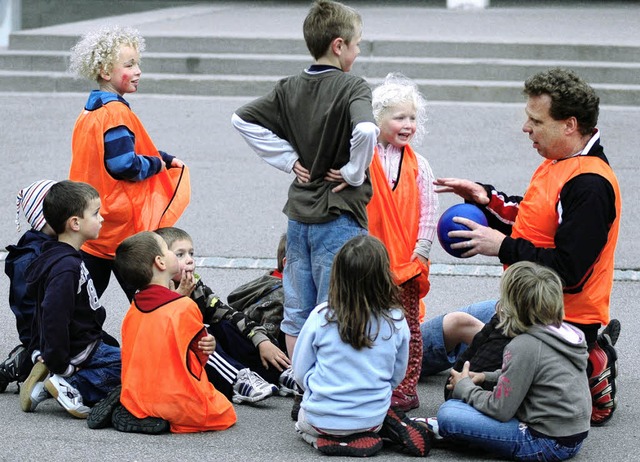 Trainer Michael Schreiner und seine Handball-Minis  | Foto: Ruoff