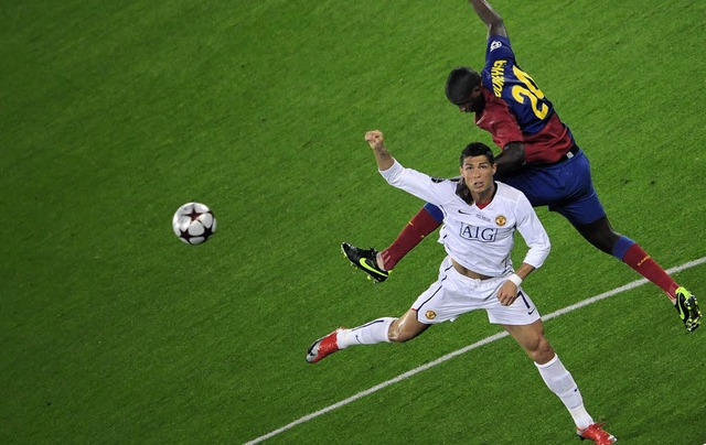 Fuball kann ja so schn sein: Ronaldo...im Pas de Deux mit Tour (Barcelona).   | Foto: afp