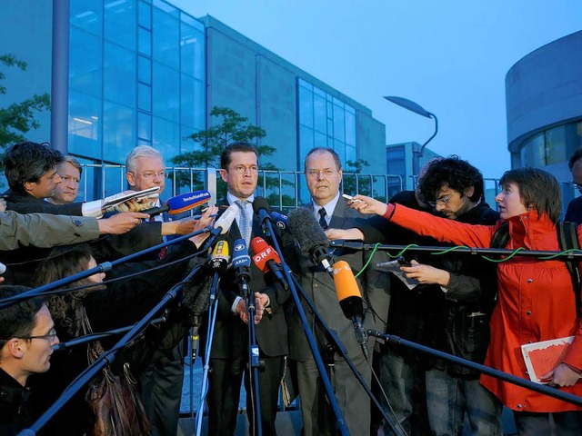 Pressekonferenz im Morgengrauen &#8211...dor zu Guttenberg und Peer Steinbrck.  | Foto: dpa