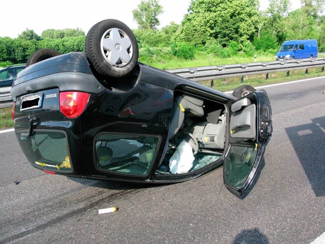 Schwer verletzt wurde die Fahrerin dieses Autos.   | Foto: Polizei