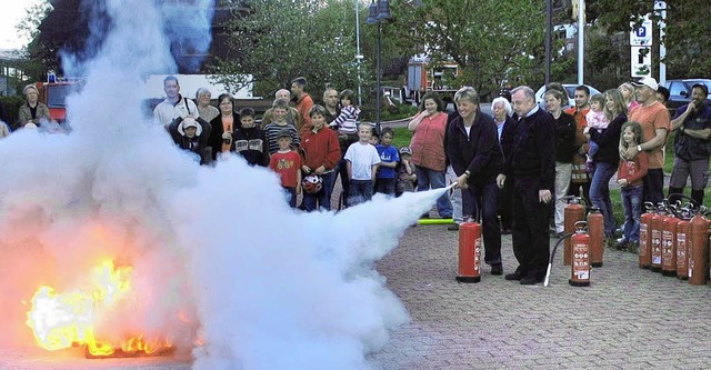 Erst skeptisch, dann voll dabei: Zuschauer probierten den Feuerlscher aus.   | Foto: Michael Ehlert