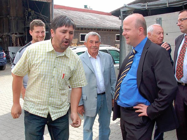 Bauer Anton Rombach (links) attackiert den EU-Kandidaten Michael Theurer.  | Foto: Ulrike Derndinger